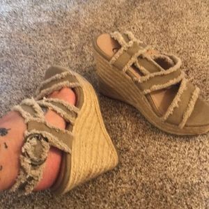Candie’s espadrille fringe wedge